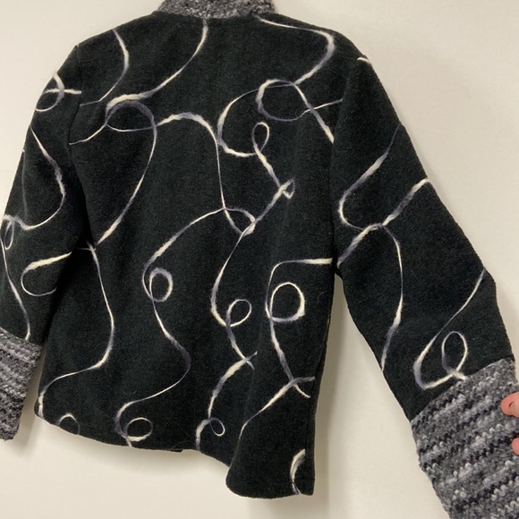 Made in Canada 🍁 ribbons of yarn and chunky collar and cuffs - Picture 3 of 9